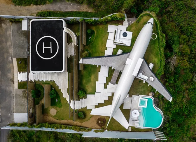 Самолет переоборудовали в роскошную виллу на вершине скалы. Смотрите, как выглядит необычное жилье